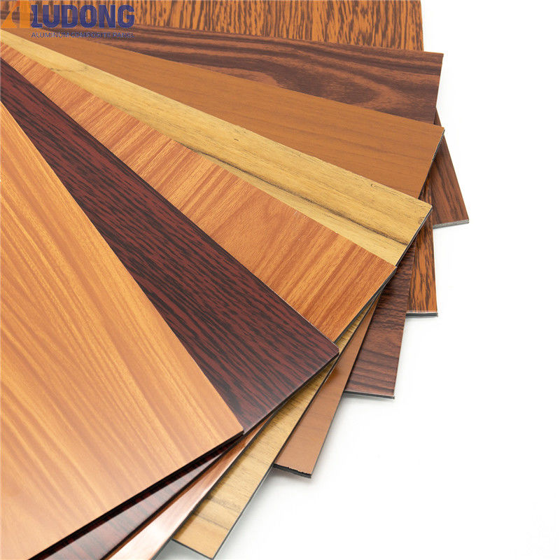OEM & ODM 목재 곡물 ACP ACM 엽 1550 * 3000mm, 나노 코팅, 스크래치 방지 및 지하철 역에 대한 사운드 인솔 최고 품질